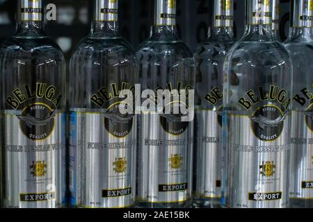 Tyumen, Russia - 20 Novembre 2019: beluga Vodka bottiglia. Le bevande alcoliche forti sugli scaffali degli ipermercati. Foto Stock