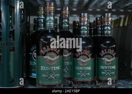 Tyumen, Russia - 20 Novembre 2019: beluga Vodka bottiglia. Le bevande alcoliche forti sugli scaffali degli ipermercati. Foto Stock