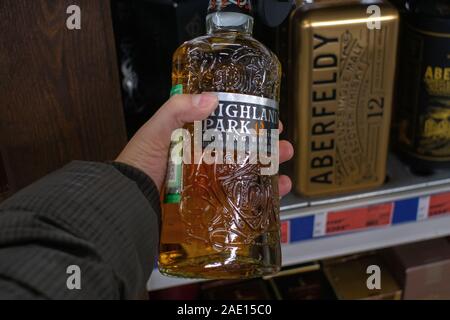 Tyumen, Russia - 20 Novembre 2019: Highland Park single malt 12 anni scotch whiskey bottiglia e l'imballaggio. Il fuoco selettivo. Acquisto di bevande alcoliche bev Foto Stock