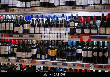 Tyumen, Russia - 20 Novembre 2019: bevande alcoliche, vino sugli scaffali degli ipermercati metro cash and carry. Foto Stock