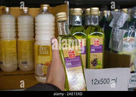 Tyumen, Russia - 20 Novembre 2019: vita raffinata olio di semi di uva, olio di semi di uva shopping, in metro hypermarket. Foto Stock