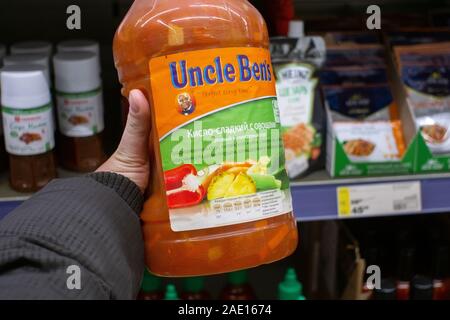 Tyumen, Russia - 20 Novembre 2019: più lo zio Ben la salsa in un vaso grande negozio di alimentari. Foto Stock