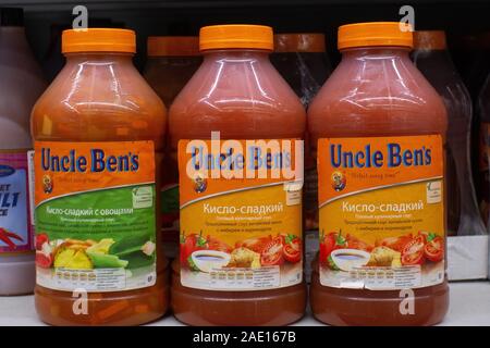Tyumen, Russia - 20 Novembre 2019: più lo zio Ben la salsa in un vaso grande negozio di alimentari. Foto Stock