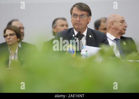 Bento Goncalves, Brasile. 05 Dic, 2019. Il Presidente brasiliano Jair Messias Bolsonaro assiste il cinquantacinquesimo vertice del Sud Americana blocco commerciale del Mercosur (Mercato comune del Sud) in Bento Goncalves, Brasile, Dicembre 5, 2019. Il cinquantacinquesimo vertice del Mercosur, che riunisce i paesi dell' America del Sud Brasile, Argentina, Paraguay e Uruguay, aperto giovedì nel sud della città brasiliana di Bento Goncalves. Credito: Xinhua/Alamy Live News Foto Stock