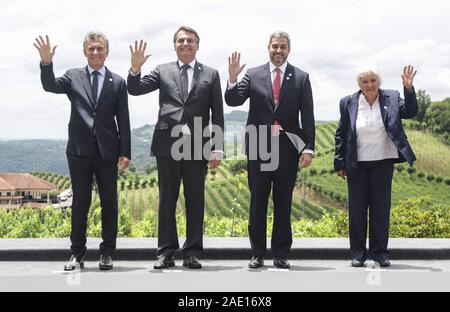 Bento Goncalves, Brasile. 05 Dic, 2019. Il presidente argentino Mauricio Macri, Presidente brasiliano Jair Messias Bolsonaro paraguaiano, presidente Mario Abdo Benitez e Uruguayan Vice Presidente Lucia Topolansky (L-R) posano per una foto di gruppo durante la 55th vertice del Sud Americana blocco commerciale del Mercosur (Mercato comune del Sud) in Bento Goncalves, Brasile, Dicembre 5, 2019. Il cinquantacinquesimo vertice del Mercosur, che riunisce i paesi dell' America del Sud Brasile, Argentina, Paraguay e Uruguay, aperto giovedì nel sud della città brasiliana di Bento Goncalves. Credito: Xinhua/Alamy Live News Foto Stock