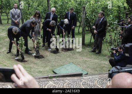 Bento Goncalves, Brasile. 05 Dic, 2019. Il presidente argentino Mauricio Macri, Presidente brasiliano Jair Messias Bolsonaro paraguaiano, presidente Mario Abdo Benitez e Uruguayan Vice Presidente Lucia Topolansky (L-R, anteriore) impianto di piantine di uva durante la 55th vertice del Sud Americana blocco commerciale del Mercosur (Mercato comune del Sud) in Bento Goncalves, Brasile, Dicembre 5, 2019. Il cinquantacinquesimo vertice del Mercosur, che riunisce i paesi dell' America del Sud Brasile, Argentina, Paraguay e Uruguay, aperto giovedì nel sud della città brasiliana di Bento Goncalves. Credito: Xinhua/Alamy Live News Foto Stock