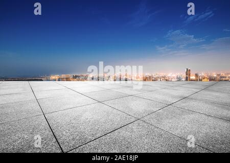 Paesaggio urbano e sullo skyline di Hangzhou dal vuoto pavimento in mattoni Foto Stock