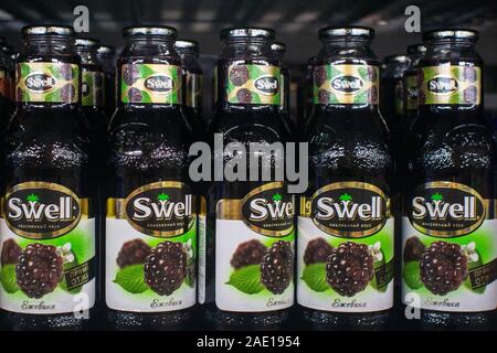 Tyumen, Russia-November 05, 2019: succo si gonfiano con more sugli scaffali degli ipermercati metro cash and carry Foto Stock