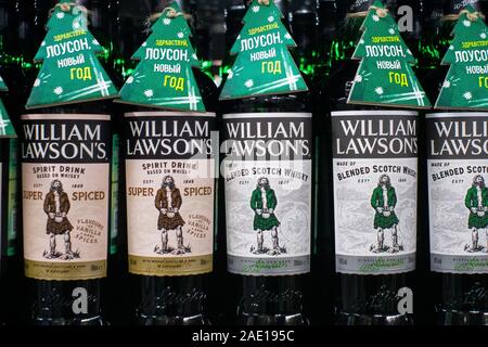 Tyumen, Russia-November 05, 2019: Bottiglia bere William lawsons whiskey la vendita nei negozi ipermercato metro Foto Stock