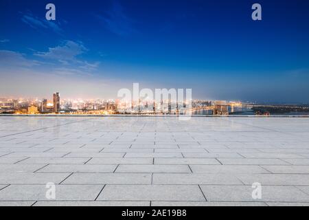 Paesaggio urbano e sullo skyline di Hangzhou dal vuoto pavimento in mattoni Foto Stock