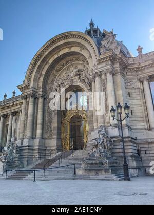 Il Petit Palais si trova sulla Avenue Winston Churchill in Parigi, Francia. Foto Stock
