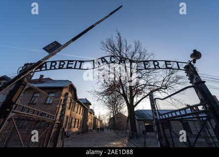 Oswiecim, Polonia. 06 Dic, 2019. Vista del cancello di ingresso della ex Germania campo di concentramento di Auschwitz con la scritta "Arbeit macht frei" prima che il Cancelliere Merkel (CDU) visita comincia. Esso accetta un invito da parte della fondazione di Auschwitz-Birkenau, che celebra il suo decimo anniversario con una cerimonia. Credito: Robert Michael/dpa-Zentralbild/dpa/Alamy Live News Foto Stock