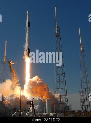 Un SpaceX Falcon 9 rocket portando un drago capsula cargo con i materiali di consumo per la Stazione Spaziale Internazionale lanciato con successo dal tampone 40 alla Cape Canaveral Air Force Station. La navicella spaziale è trasportando quasi 6000 libbre di forniture e materiali di ricerca. Foto Stock