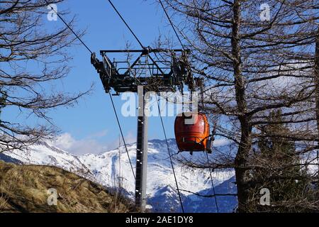 view of the old colorful gondola going up the ski resort in the mountains of the Pyrénées, France Foto Stock