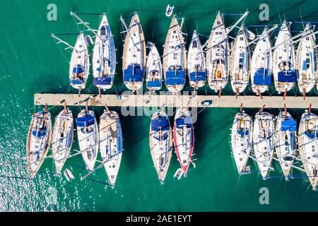 Antenna vista aerea di yacht in marina nella città di Vodice, mare Adriatico in Croazia Foto Stock