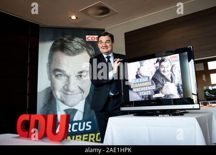 Amburgo, Germania. 05 Dic, 2019. Marcus Weinberg, membro del Bundestag della CDU/CSU gruppo parlamentare e top candidato per le prossime elezioni di Amburgo, è circa di tenere una conferenza stampa con motivi dalla sua nuova campagna elettorale in un ristorante. Credito: Christian Charisius/dpa/Alamy Live News Foto Stock