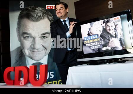 Amburgo, Germania. 05 Dic, 2019. Marcus Weinberg, membro del Bundestag della CDU/CSU gruppo parlamentare e top candidato per le prossime elezioni di Amburgo, è circa di tenere una conferenza stampa con motivi dalla sua nuova campagna elettorale in un ristorante. Credito: Christian Charisius/dpa/Alamy Live News Foto Stock