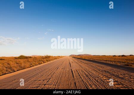 Strada sterrata nel deserto, vicino al Monte Brandberg , vicino a Uis, deserto del Namib, Damaraland (Erongo), Namibia, Africa Meridionale, Africa Foto Stock