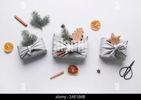 Natale eco-friendly Gift Wrapped in punti di colore grigio con tessili natural decor. Doni sostenibile. Rifiuti Zero. Xmas eco vacanza. Tradizionale Giapponese del pelo Foto Stock