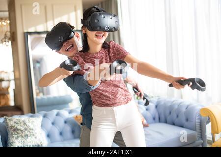 Coppia giovane giocare gioco VR Foto Stock