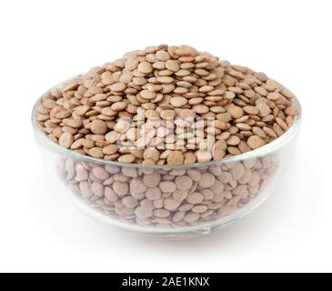 Non cotti lenticchie in recipiente di vetro isolato su sfondo bianco con tracciato di ritaglio Foto Stock