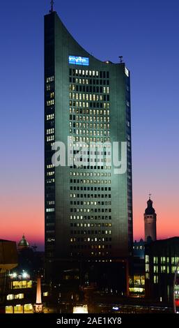 Leipzig, Germania. 05 Dic, 2019. Vista della Torre di città (l) e la torre del Nuovo Municipio di Lipsia. Credito: Waltraud Grubitzsch/dpa-Zentralbild/dpa/Alamy Live News Foto Stock