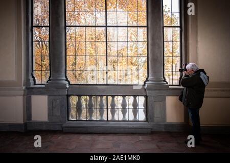 LUCCA, Italia - 24 novembre 2019: persone sconosciute scatta foto all interno di Palazzo ducale Foto Stock
