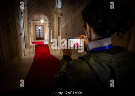 LUCCA, Italia - 24 novembre 2019: persone sconosciute in la scala d'ingresso all'interno del palazzo ducale Foto Stock