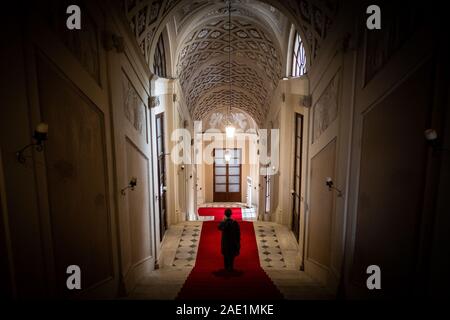 LUCCA, Italia - 24 novembre 2019: persone sconosciute in la scala d'ingresso all'interno del palazzo ducale Foto Stock