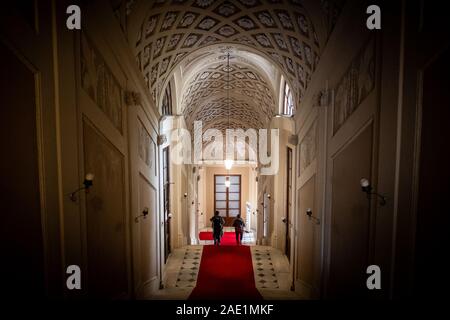 LUCCA, Italia - 24 novembre 2019: persone sconosciute in la scala d'ingresso all'interno del palazzo ducale Foto Stock