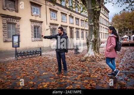 LUCCA, Italia - 24 novembre 2019: sconosciuto turisti prendere un selfie in Piazza Napoleone, comunemente denominata Piazza Grande è la piazza principale di Luc Foto Stock