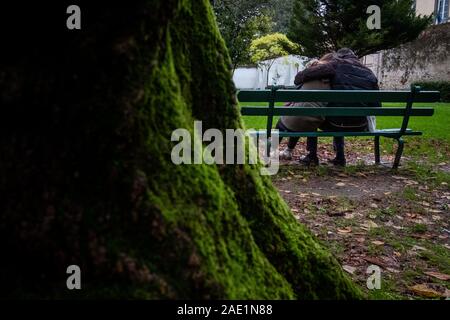 LUCCA, Italia - 24 novembre 2019: inconsapevoli amanti presso il parco di Villa Bottini in Lucca Foto Stock