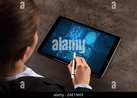 Business donna di analisi e di controllo delle impronte digitali sul tablet Foto Stock