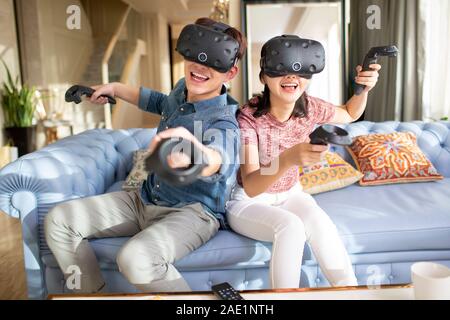 Coppia giovane giocare gioco VR Foto Stock
