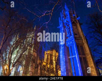 South African War Memorial inondate di luce blu al tramonto con il York Minster dietro a Duncombe Place città di York Yorkshire Inghilterra Foto Stock