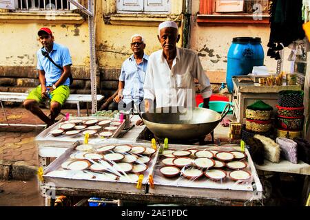 Fornitore Phirni, Khau Galli, Mahim Dargah, Mumbai, Maharashtra, India, Asia Foto Stock