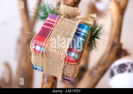 Regalo di natale Scatola decorazione su blur sullo sfondo,vacanze inverno concept Foto Stock