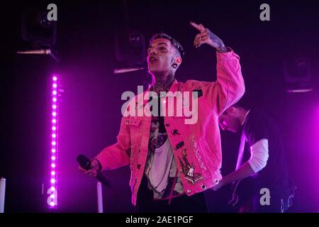 Gionnyscandal suona dal vivo all'Alcatraz il 28 novembre 2019 a Milano (Italia). Gionnyscandal è un rapper italiano, nel 2009 le prime composizioni arriva e inizia a interessarsi su youtube con i video delle sue prime registrazioni. Nel 2010 ha avuto una media di 100.000 visualizzazioni per ogni video caricato, in modo che lui ha cominciato a fare un nome per se stesso in italiano scena rap. Foto Stock