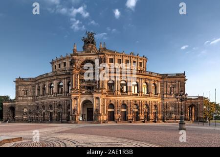 La Semper Opera dall'esterno in Dresden Foto Stock