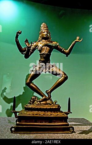 Antica scultura in bronzo di Shiva ballando da Thiruvarankulam, Museo CSMVS, Mumbai, Maharashtra, India, Asia Foto Stock