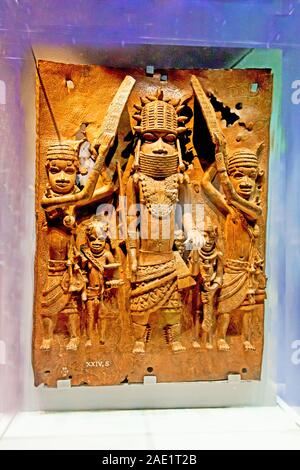 Placca Benin in ottone antico proveniente dalla Nigeria, CSMVS Museum, Prince of Wales Museum, Mumbai, Maharashtra, India, Asia Foto Stock