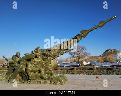 Beijing, Pechino, Cina. 6 dicembre, 2019. Pechino, Cina-Il museo dell'aviazione di Cina, il solo museo dell aviazione in Cina, si trova nella città di Xiaotangshan, Changping District, Pechino, Dicembre 5, 2019.Essa copre un'area di 720.000 metri quadrati.it ha una raccolta totale di più di 150 modelli di 320 aerei, missili, radar, cannoni antiaerei e altre armi e attrezzature di campioni e importante cordiale scambio di doni di più di 15.000 pezzi, di cui 106 nazionali di prima classe reliquia culturale degli aeromobili, è il mondo di tesori di aviazione.it è il più grande museo dell aviazione in Asia e uno dei Foto Stock