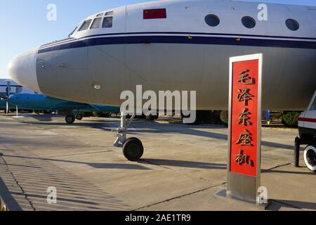 Beijing, Pechino, Cina. 6 dicembre, 2019. Pechino, Cina-Il museo dell'aviazione di Cina, il solo museo dell aviazione in Cina, si trova nella città di Xiaotangshan, Changping District, Pechino, Dicembre 5, 2019.Essa copre un'area di 720.000 metri quadrati.it ha una raccolta totale di più di 150 modelli di 320 aerei, missili, radar, cannoni antiaerei e altre armi e attrezzature di campioni e importante cordiale scambio di doni di più di 15.000 pezzi, di cui 106 nazionali di prima classe reliquia culturale degli aeromobili, è il mondo di tesori di aviazione.it è il più grande museo dell aviazione in Asia e uno dei Foto Stock