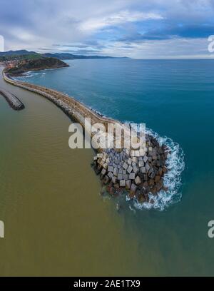 Blocco di calcestruzzo cubi seawall e frangiflutti in Zumaia, Paesi Baschi Foto Stock