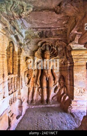 Jain Dio Bahubali scultura in rilievo, Rock cut tempio nella grotta, Badami, Bagalkot, Karnataka, India Foto Stock