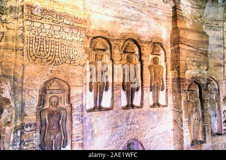 Dèi di Jain scultura in rilievo, Rock cut tempio nella grotta, Badami, Bagalkot, Karnataka, India Foto Stock