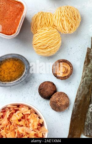 Ramen ingredienti. Secchi ortaggi mare kelp, soba noodles, pasta di miso, fiocchi di tonno, funghi shiitake, mirin salsa, ripresa dall'alto, un laico piatta Foto Stock