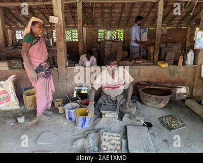 Visita la piastrella athangudi rendendo unità in chettinadu, Tamil Nadu Foto Stock