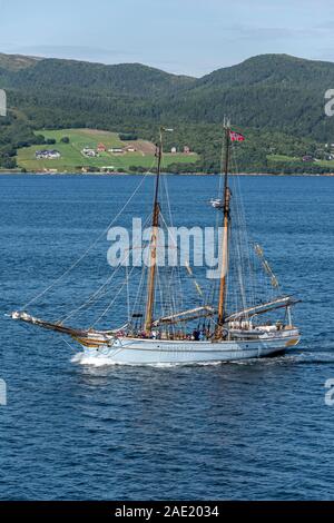 STADSBYGD, Norvegia - 18 Luglio 2019: paesaggio storico con nave a vela e verde riva del fiordo, girato sotto la luminosa luce estiva il 18 luglio 2019 vicino a Stad Foto Stock