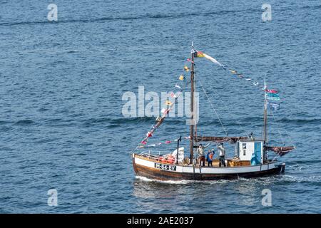 STADSBYGD, Norvegia - 18 Luglio 2019: tradizionale di pesca in barca a vela nelle acque del Fiordo, girato sotto la luminosa luce estiva il 18 luglio 2019 vicino Stadsbygd, Norwa Foto Stock